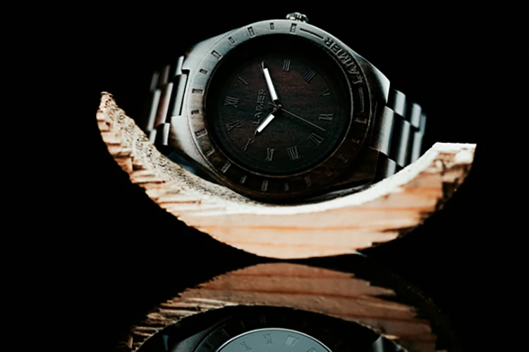 Uhr aus dunklem Holz