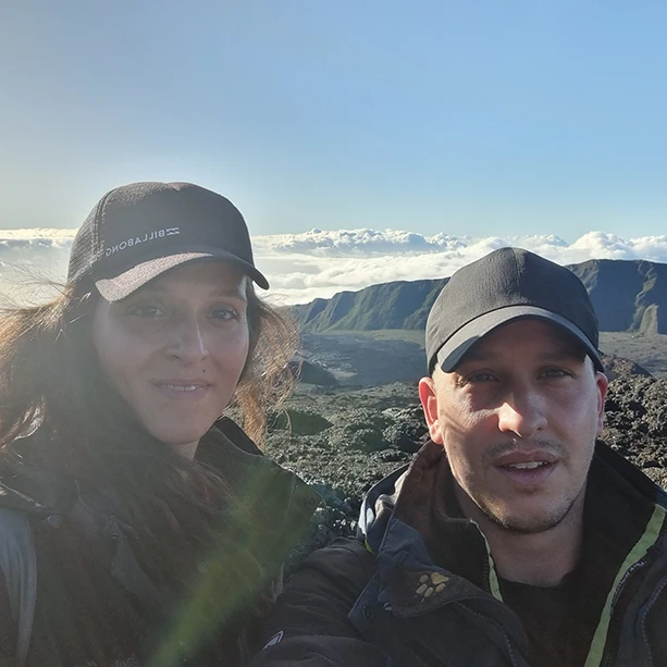 Laura und Orlando auf dem Gipfel des Piton de la Fournaise auf der Insel La Réunion